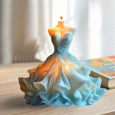 Vela decorativa azul em formato de vestido feminino numa mesa de madeira.