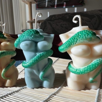Velas decorativas de corpos femininos nus com serpentes verdes