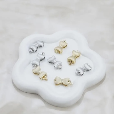 Botões decorativos dourados e prateados em bandeja branca em forma de nuvem