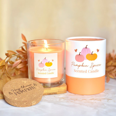 Vela aromática Pumpkin Spice em copo de vidro com tampa de cortiça e embalagem cilíndrica