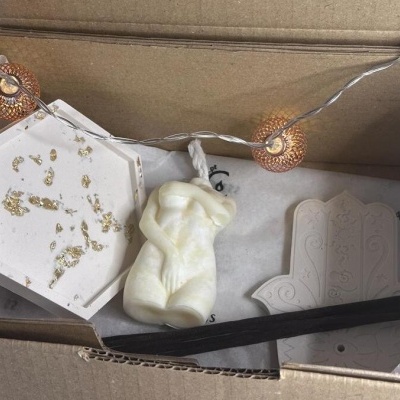 Caixa com velas decorativas e placa em forma de mão Hamsá