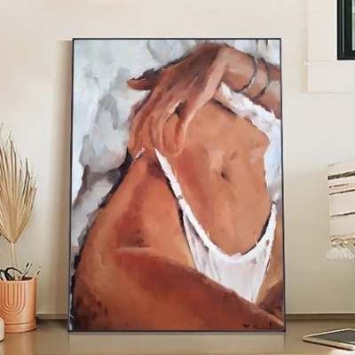 Pintura artística de mulher com roupa interior branca apoiada numa parede entre objetos decorativos.