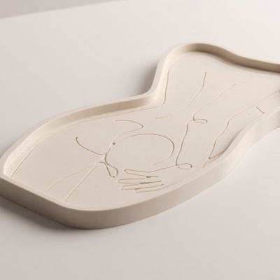 Bandeja decorativa branca com relevo de figura humana estilizada
