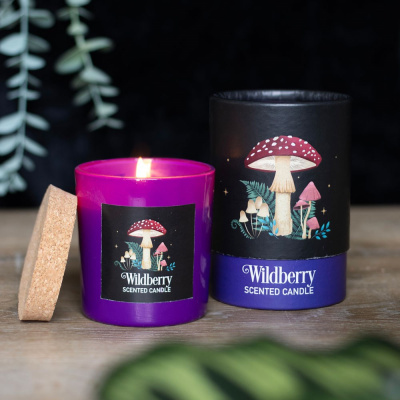 Vela perfumada Wildberry em copo roxo com embalagem preta e roxa com ilustração de cogumelos