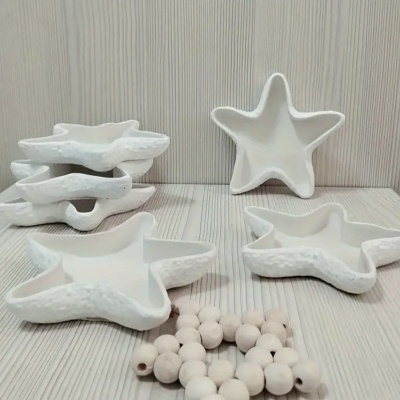 Pratos decorativos brancos em forma de estrela do mar com contas de madeira