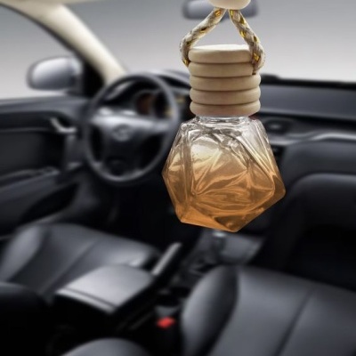 Frasco pendurado no interior de carro com estofos pretos
