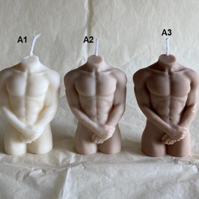 Três velas de torso masculino em diferentes tons de bege e castanho