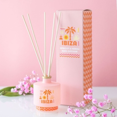 Difusor de varetas rosa com embalagem rosa e detalhes em laranja e branco
