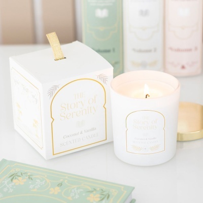 Vela perfumada THE Story of Serenity Coconut & Vanilla com caixa branca e fita dourada