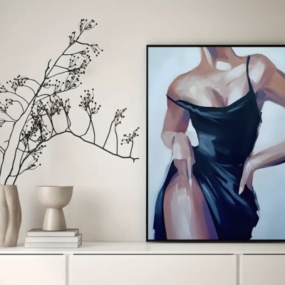 Quadro com pintura de mulher em vestido preto em ambiente com móveis e vasos cerâmicos