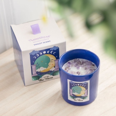 Vela perfumada Amethyst com pedras e embalagem branca com ilustração lunar