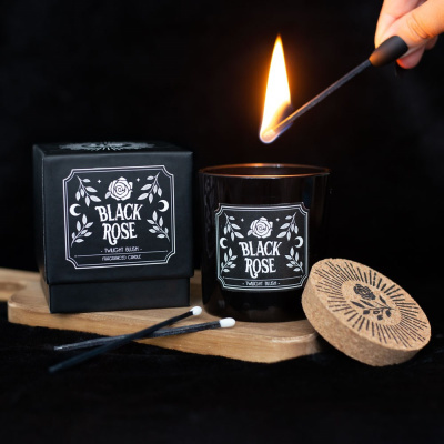 Vela perfumada Black Rose Twilight Blush com caixa, tampa de cortiça e fósforos sobre base de madeira.