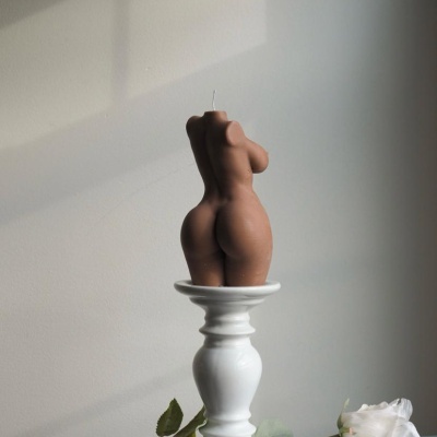 Vela corpo feminino castanha na base branca com rosa branca murcha