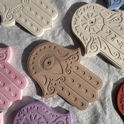 Ímanes cerâmicos em forma de mão Hamsá coloridos e texturizados