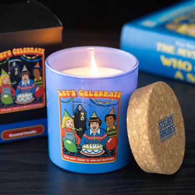 Vela perfumada azul com rótulo de festa de aniversário e tampa de cortiça ao lado