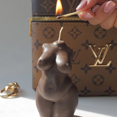 Vela torso feminino castanho junto a bolsa Louis Vuitton castanha e dourada