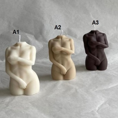 Três velas torso feminino em diferentes tons sobre superfície branca