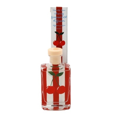 Frasco de vidro com difusor perfumado de cereja e embalagem com design igual