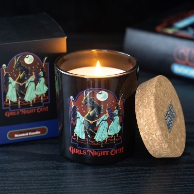 Vela perfumada em recipiente preto com ilustração e texto Girls Night Out