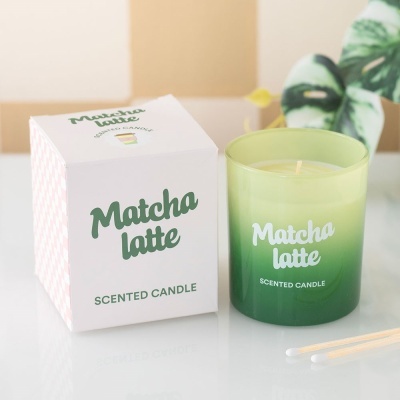Vela aromática Matcha latte em copo de vidro verde com embalagem ao lado