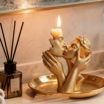 Vela dourada em forma de faces humanas a beijar com difusor de fragrâncias e prato dourado
