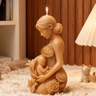 Vela escultórica de mulher grávida com bebé e flores em cera cor de mel