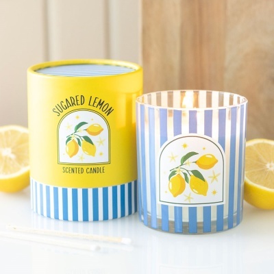 Vela perfumada Sugared Lemon em copo de vidro com riscas azuis e brancas e embalagem amarela com limões decorativos