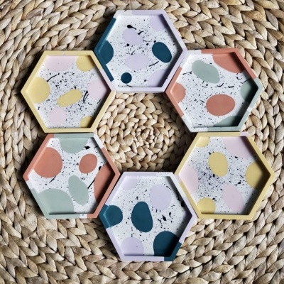 Conjunto de pratos hexagonais coloridos sobre superfície tecida