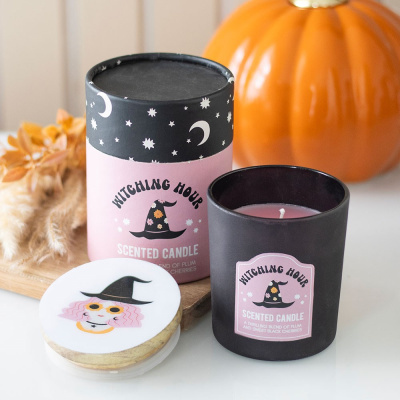 Vela perfumada Witching Hour com embalagem e decoração temática de bruxa