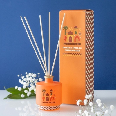 Difusor de varetas aromático laranja com design Marrakesh ao lado de sua caixa correspondente
