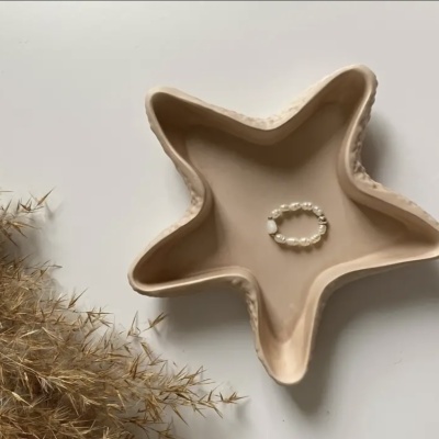 Prato decorativo em forma de estrela do mar com anel de pérolas