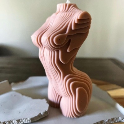Vela em formato de corpo feminino com texturas em camadas