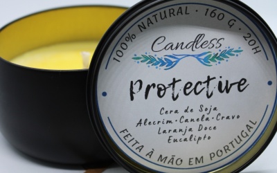 Vela perfumada em jarra preta com tampa branca e texto decorativo.