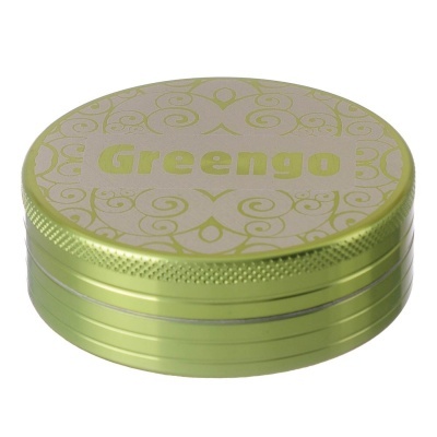 Moinho cilíndrico verde metálico com tampa decorada com padrões em espiral e texto Greengo