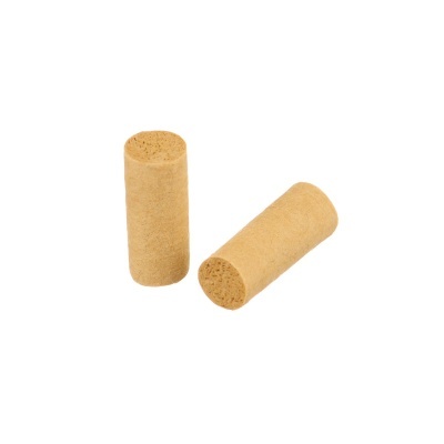 Dois rolhas de cortiça em fundo branco