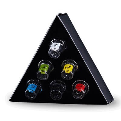 Conjunto triangular com seis frascos pequenos de vidro coloridos.