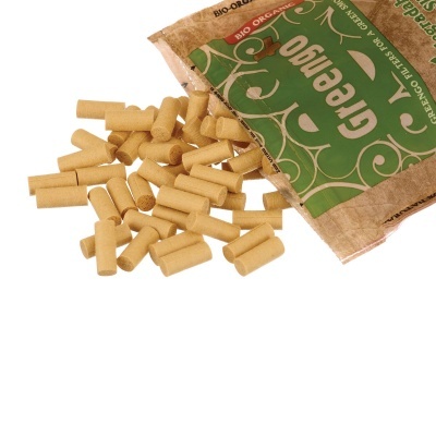 Pacote aberto de palitos de cartão ou papel reciclado castanhos claros com etiqueta verde e texto 'Grengo'