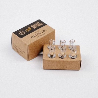 Caixa de cartão castanho com marca e filtros transparentes de vidro