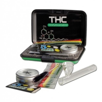 Kit de fumo THC com acessórios em estojo preto aberto e itens ao redor