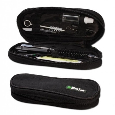 Kit de limpeza com escovas e utensílios num estojo preto com fecho e etiqueta