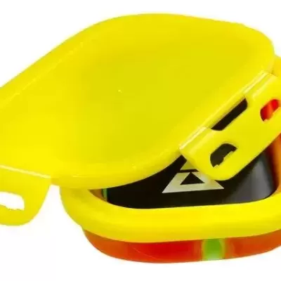 caixa plástica amarela e vermelha com tampa articulada