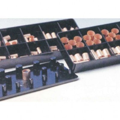 Caixas organizadoras com pequenos cilindros de cobre e plástico