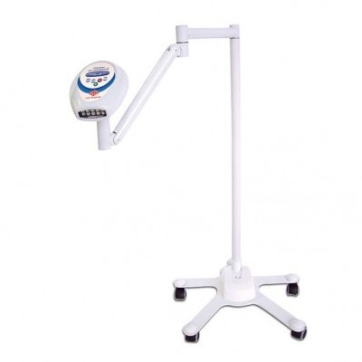 Suporte móvel branco com painel eletrónico redondo e base com rodízios