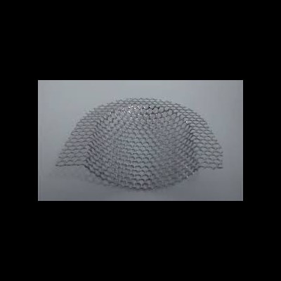 Malha metálica hexagonal prateada sobre superfície branca