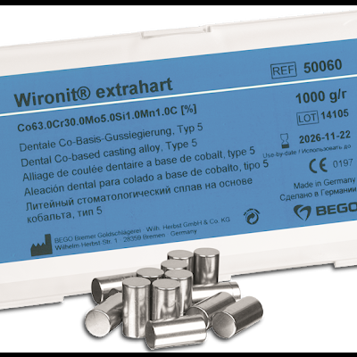 Embalagem branca com rótulo azul e peças metálicas prateadas cilíndricas