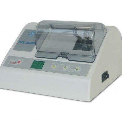 Maquina branca M1K 2000 com tampa acrílica translúcida e ecrã digital verde