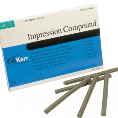 Material termoplástico para impressão dentária Impression Compound com embalagem azul e branca e 15 bastões verdes.