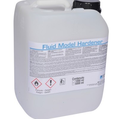 Recipiente branco com líquido endurecedor de modelagem e etiqueta com precauções