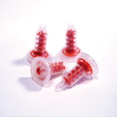 Peças plásticas transparentes com mecanismos em espiral vermelhos sobre fundo branco