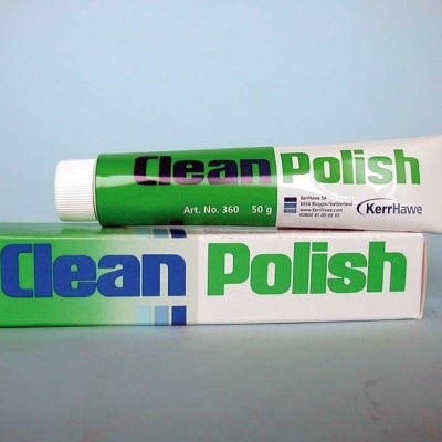 Tubo e caixa do produto Clean Polish sobre superfície lisa cinzenta